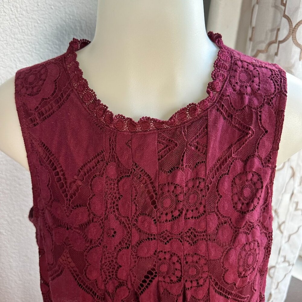 Doe & Rae Burgundy Sleeveless Lace Top Size M